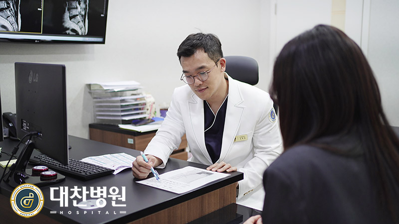 김훈철-원장-진료사진_01-로고16802328923223.jpg